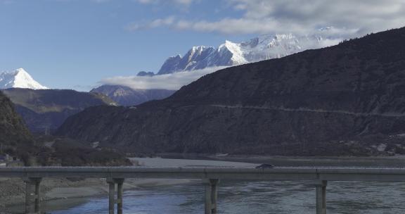西藏派墨公路雪山道路车辆航拍