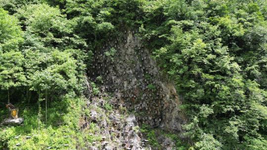 航拍湖北神农架官门山景区悬崖蜂箱