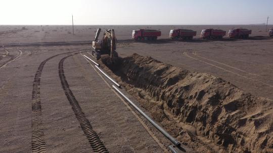 挖掘机在戈壁滩开挖管道沟