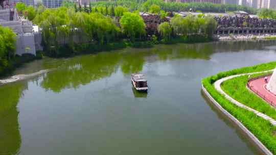 小船在河道行驶 汉城湖小船