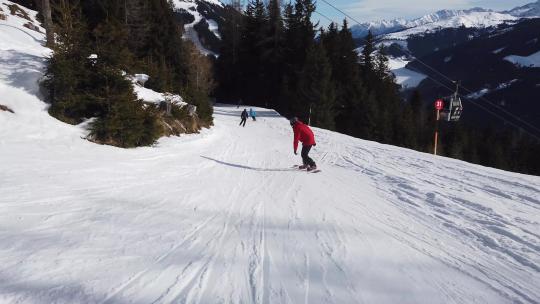滑雪板。人类正在阿尔卑斯山滑雪
