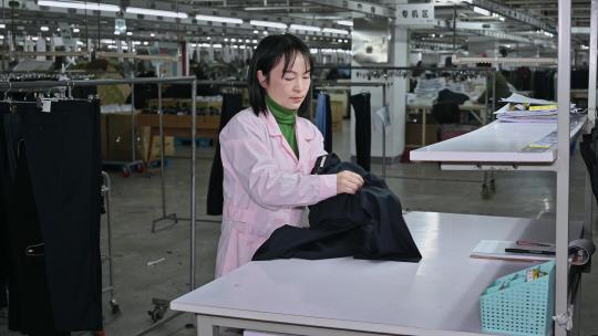 服装厂生产车间女工西裤质量检测
