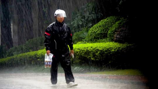 外卖小哥下雨送外卖