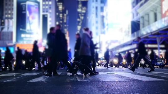 夜晚城市的人群过马路