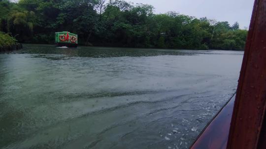 雨中行驶在湿地湖面的游船