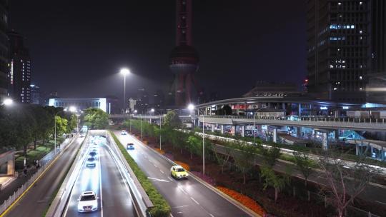 上海陆家嘴汽车行驶在道路上夜景