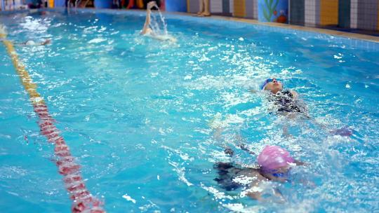 4K升格实拍游泳馆努力训练仰泳的年轻女孩
