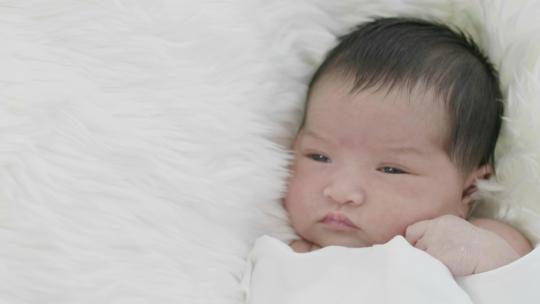 婴儿小脚丫 新生儿 宝宝 刚出生的婴儿视频素材模板下载