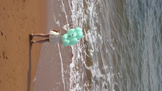 在海边沙滩上游玩的女生