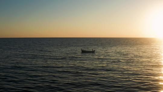 海上日落渔船唯美夕阳