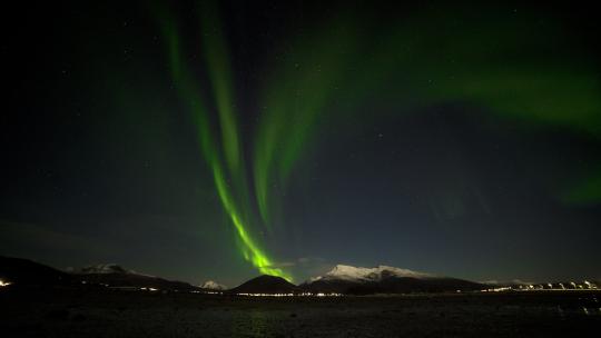 挪威山脉上空的北极光4K