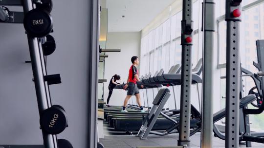 与健身房有关的运动设备以及健康生活方式