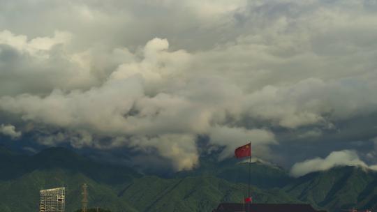 远山雨后云层起雾红旗飘扬，分辨率4K
