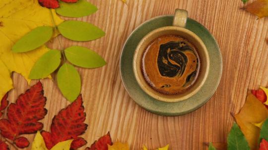 秋天的落叶与咖啡