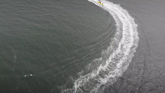 水上喷气滑雪巡航的鸟瞰图视频素材模板下载