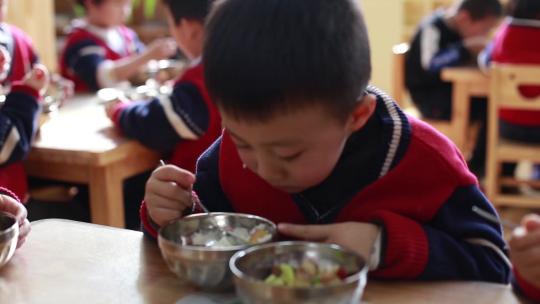 m137幼儿园 吃饭 孩子吃饭 午餐 伙食视频素材模板下载