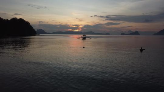 日落与停泊在菲律宾巴拉望埃尔尼多的船只