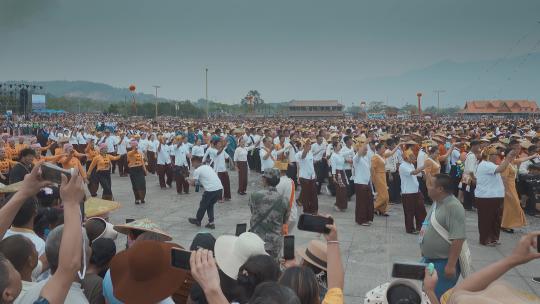 云南旅游德宏盈江傣族泼水节开幕式表演视频素材模板下载