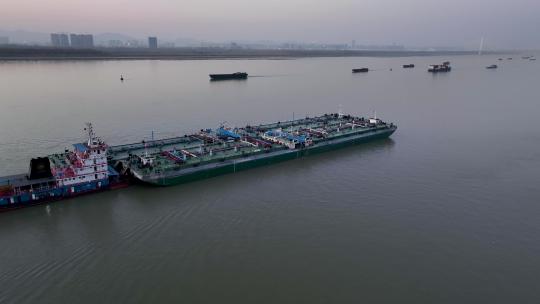 航拍长江上的分节油运输船