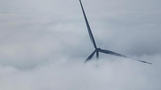 云海中的风能风力发电机