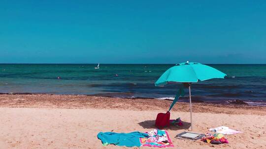 海边的蓝色沙滩伞