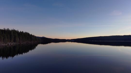 早晨平静反光的湖面