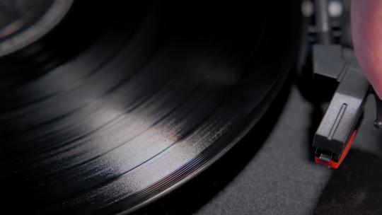 将老式转盘放在旋转的乙烯基唱片上的顶级镜头。