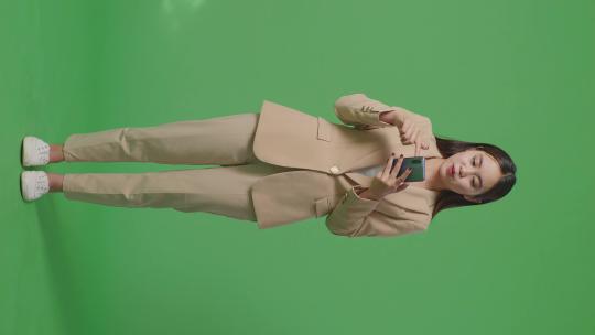 绿幕下商务女性使用手机