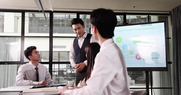 领导在会议上给同事加油打气