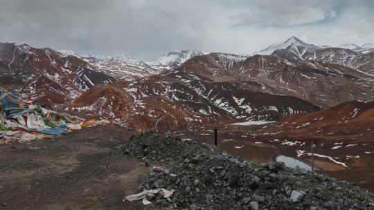 西藏旅游风光云雾笼罩彩色冈底斯山残雪