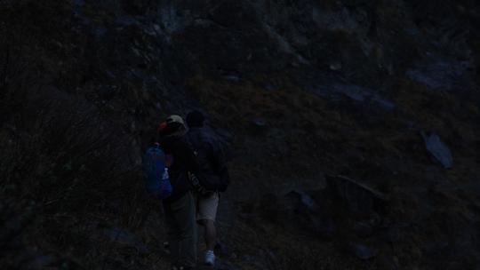 虎跳峡徒步旅行云南大凉山高山视频素材模板下载