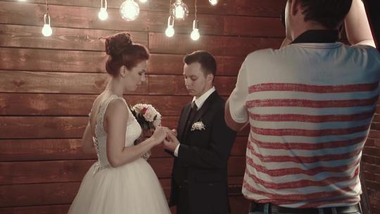摄影师在婚礼上给新婚夫妇拍照