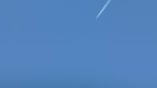 飞行的客机飞过划过纯净蓝天