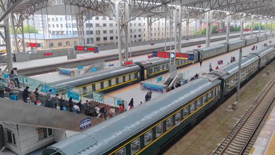 吉林省吉林站火车站进站乘车的旅客