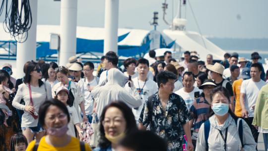 夏季景区游客众多   登船出海视频素材模板下载