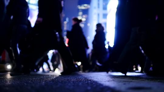 夜晚人群行走的脚步视频素材模板下载