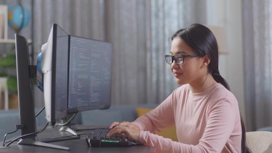 亚洲少女程序员庆祝成功创建软件工程师开发应用程序