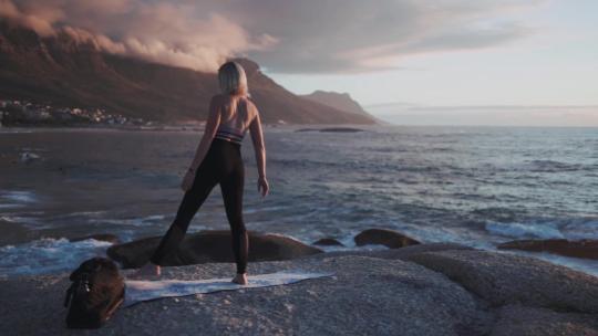 海岸边做瑜伽的女人