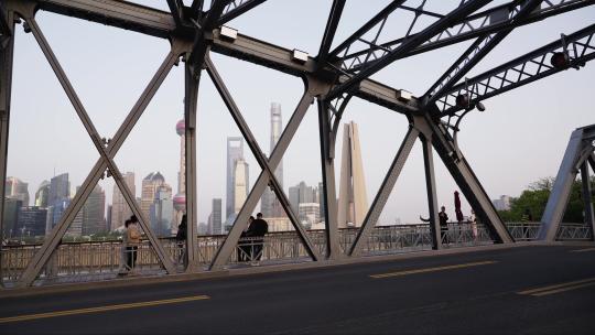 上海外白渡桥的人流与车流