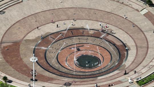 航拍鄂州市政府凤凰广场音乐喷泉表演