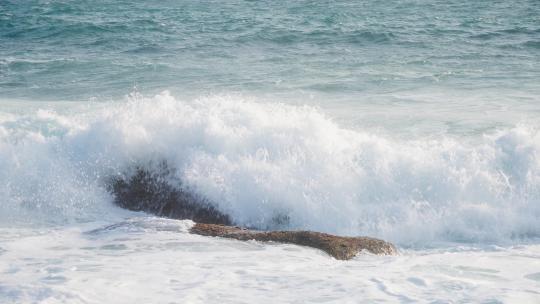 大海边海浪拍打礁石特写慢镜头升格