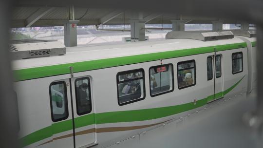 重庆轻轨地铁2号线列车开车大溪沟站轻轨站视频素材模板下载