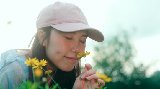 唯美阳光女孩公园散步放松心情