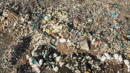 成堆的塑料垃圾造成的环境污染