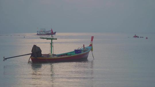 海面上的小渔船