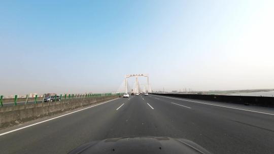 汽车行驶在高速公路上经过深圳东滨河大桥