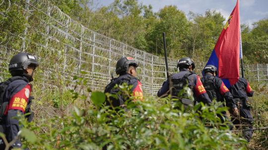 警察在边境线巡逻02