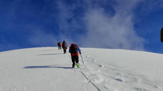 四川甘孜攀登那玛峰雪山的登山运动爱好者