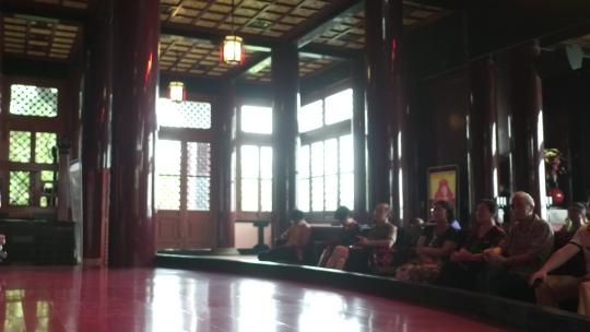 地拍武汉东湖编钟馆表演古筝观众视频素材模板下载