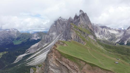 令人惊叹的意大利户外——白云石塞塞达山的无人机景观视频素材模板下载